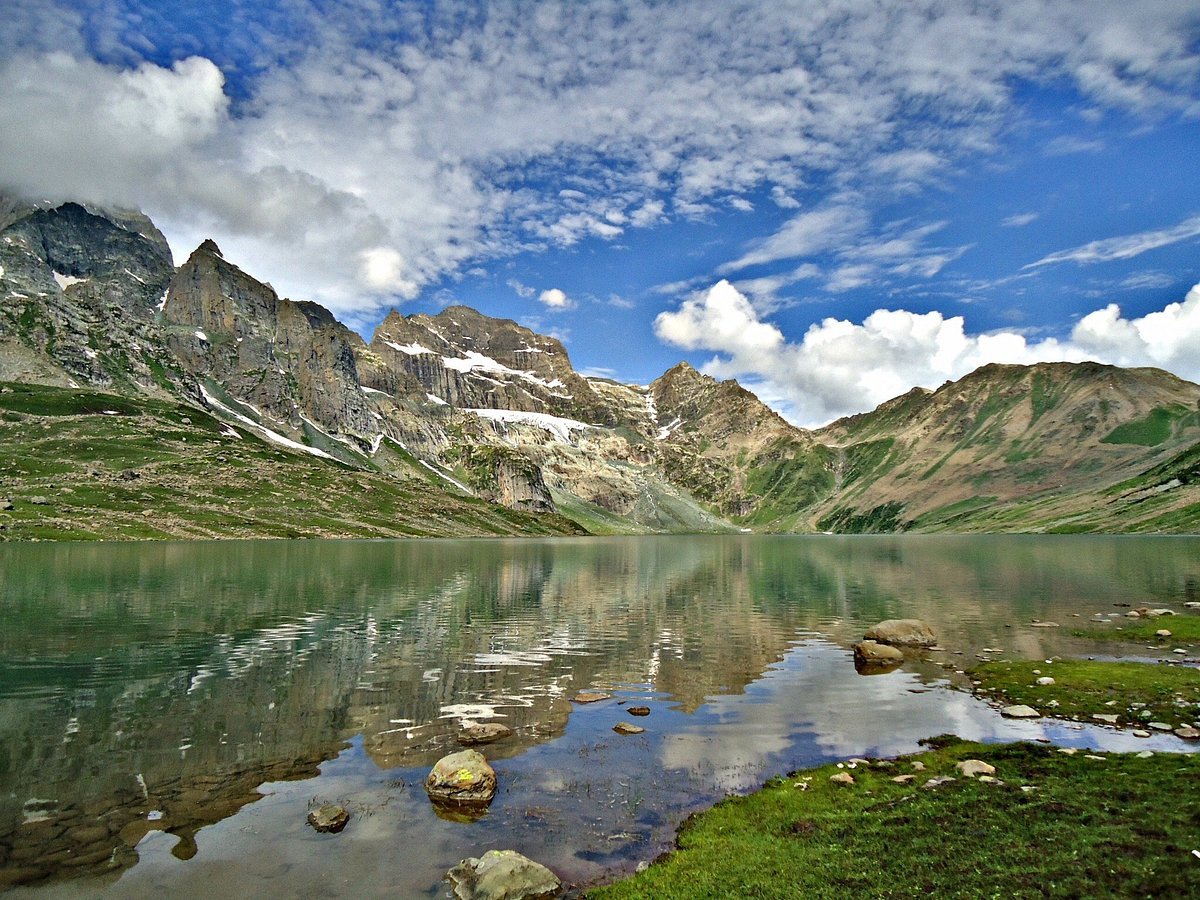 Best Time to Visit Kashmir: The Complete Guide for Families, Couples, and Adventurers
