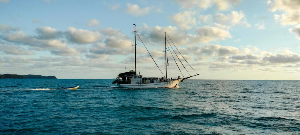Sailing through the crystal-clear waters of the Whitsunday Islands. Discover the best sailing routes on our travel blog.