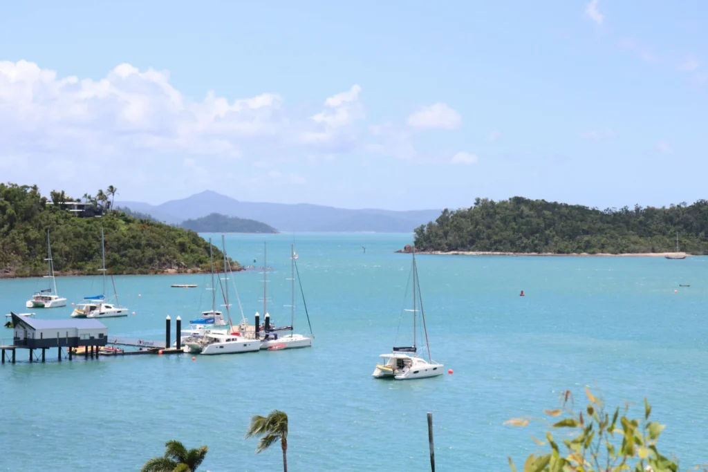 Sailing through the crystal-clear waters of the Whitsunday Islands. Discover the best sailing routes on our travel blog.