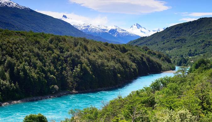 Scenic view of the on Lake General Carrera in the Aysén Region, Chile, with turquoise waters and dramatic rock formations.