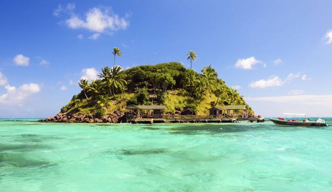 Turquoise Caribbean sea and white-sand beach at Providencia Island, Colombia