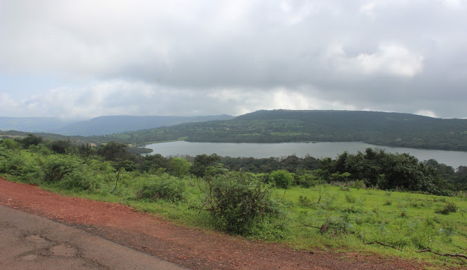 Kaas Lake: Just 2 kilometers from the plateau entrance, this serene lake offers stunning reflections of the surrounding hills.