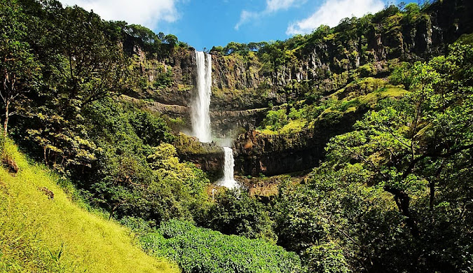 Thoseghar Waterfalls: Located approximately 20 kilometers from Kaas Plateau, Thoseghar is a magnificent cascading waterfall system