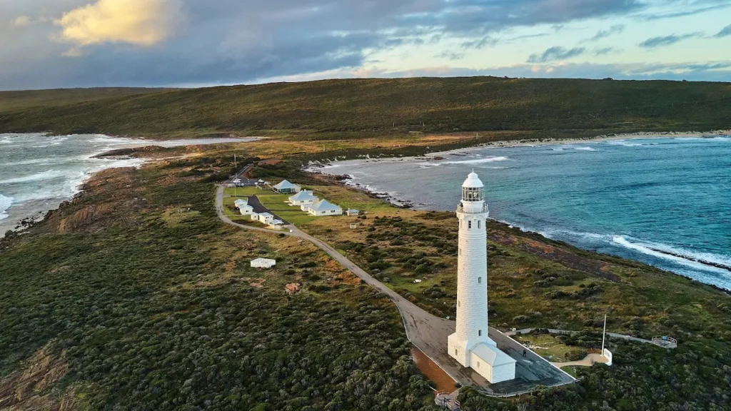 Leeuwin-Naturaliste Ridge lie over 150 limestone caves 