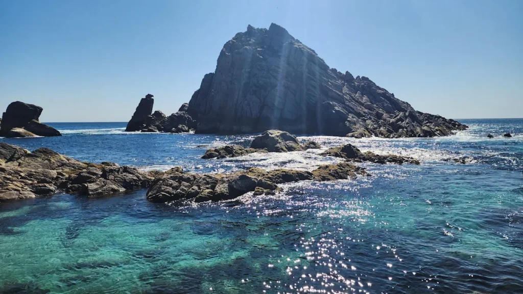 Leeuwin-Naturaliste Ridge lie over 150 limestone caves 